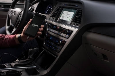 Hyundai  โชว์เหนือ  Hyundai  Sonata  2015 เป็นรถยนต์คันแรกในโลกที่มาพร้อมระบบความบันเทิง  Android Auto