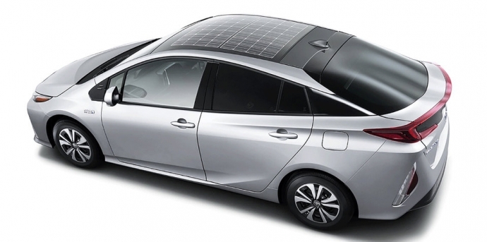 Toyota Prius PHEV เลือกใส่หลังคาแผงโซลาร์เซลล์ได้