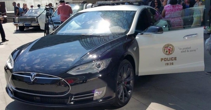 Tesla Model S ในมาดรถติดตาม จาก LAPD กรมตำรวจลอสแองเจลิส