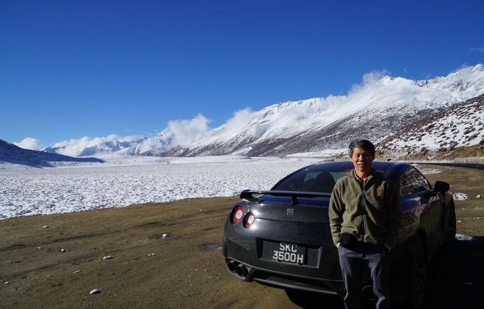 สุดยอด ชายชาวสิงคโปร์ขับ Nissan GT-R ข้ามประเทศขึ้นลุยภูเขาเอเวอเรสต์