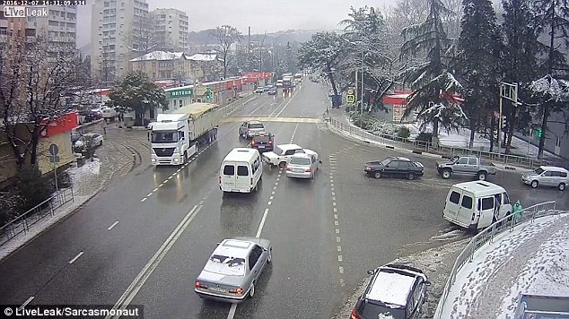 รถของชาวรัสเซีย วิ่งเข้าจอดเองได้แม้คนขับตกจากรถ