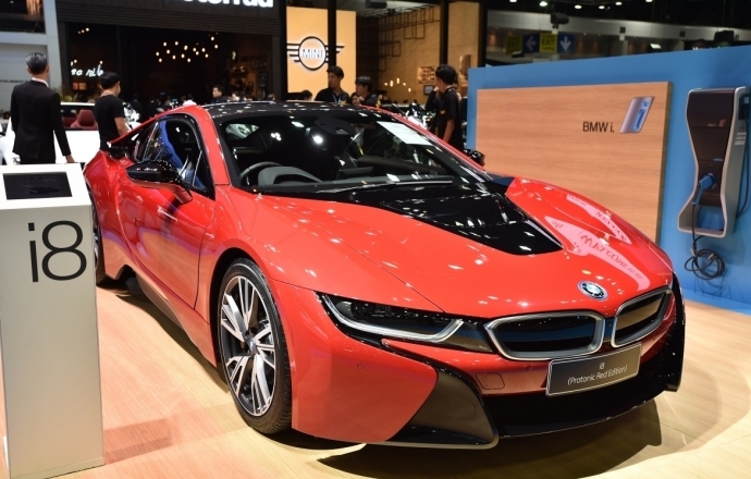 รู้จัก BMW i8 สปอร์ตรักษ์โลกพลัง Plug-IN Hybrid ในราคา 11.899 ล้านบาท