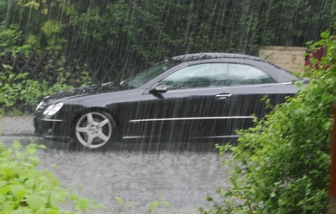 สิ่งที่ควร-ไม่ควรทำระหว่างขับรถยามฝนตก