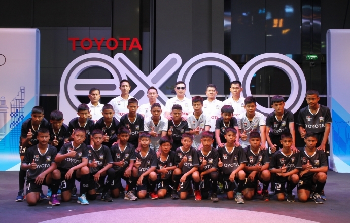 ตัวแทนเยาวชนฟุตบอลชายทีมชาติไทย รุ่นอายุไม่เกิน 12 ปี จากโครงการ โตโยต้า จูเนียร์ ฟุตบอล คลินิก 2017 เข้าร่วมกิจกรรมภายในงาน Toyota EXPO ณ สยามพารากอน