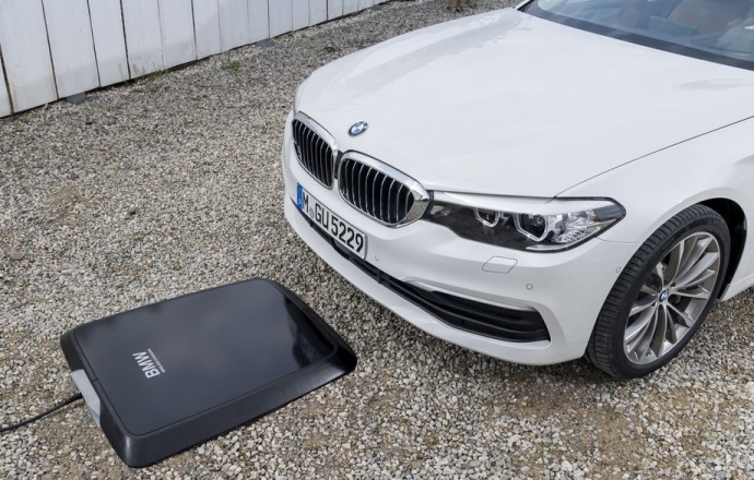 BMW เตรียมใช้วิธีชาร์จรถไฟฟ้าแบบไร้สาย ที่ไม่ต้องเสียบปลั๊กกับตัวรถ
