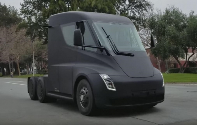 ชมคลิปลักถ่าย Tesla Semi truck รถบรรทุกไฟฟ้ารักษ์โลกวิ่งทดสอบ