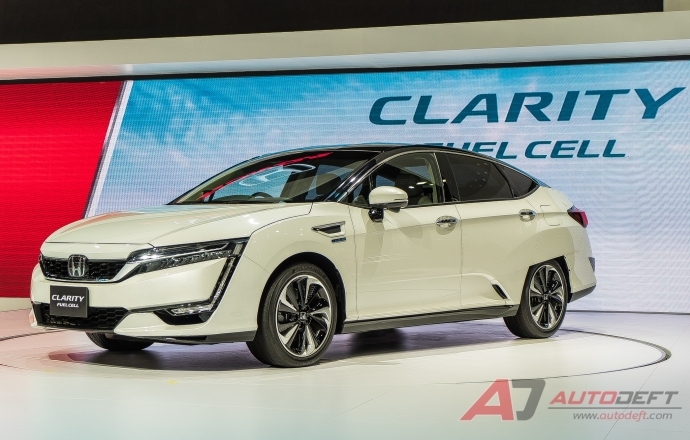 Honda อวดโฉมตัวจริง Honda Clarity พลังงานไฮโดรเจนและ Civic Hatchback สีแดงที่งาน Motor Show