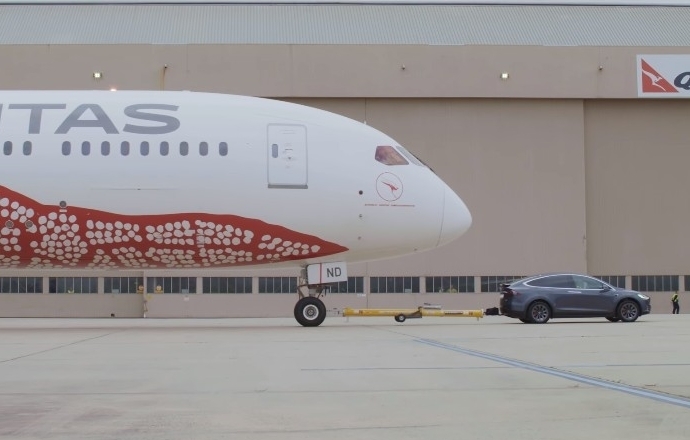 วีดีโอรถไฟฟ้าอเนกประสงค์ Tesla Model X ลากจูงเครื่องบิน Boeing 787-9 Dreamliner