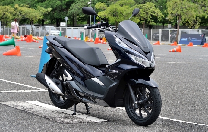 รีวิวรถจักรยานยนต์ออโตเมติกไฮบริด Honda PCX Hybrid ใหม่ กับสัมผัสแรกสุดประทับใจ