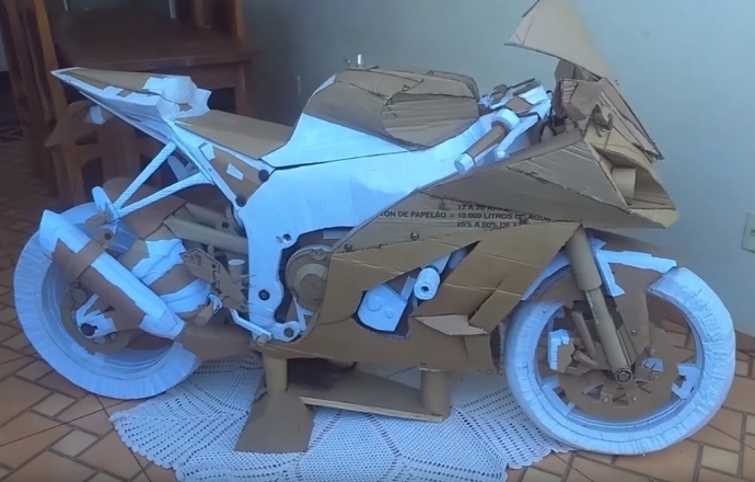 รถจักรยานยนต์ Kawasaki Ninja ZX-10R จากกระดาษแข็ง