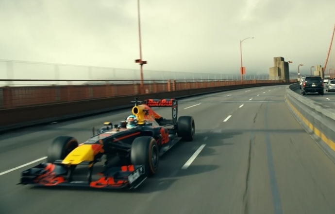 ชมคลิปนักแข่ง F1 Daniel Ricciardo ควบรถสูตร 1 วิ่งบนถนนทั่วสหรัฐฯ