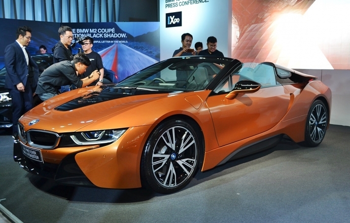 ยลโฉมจริง!! BMW i8 Roadster สปอร์ตรักษ์โลกเปิดประทุนขายไทยแล้ว เพียง 12.999 ล้านบาท