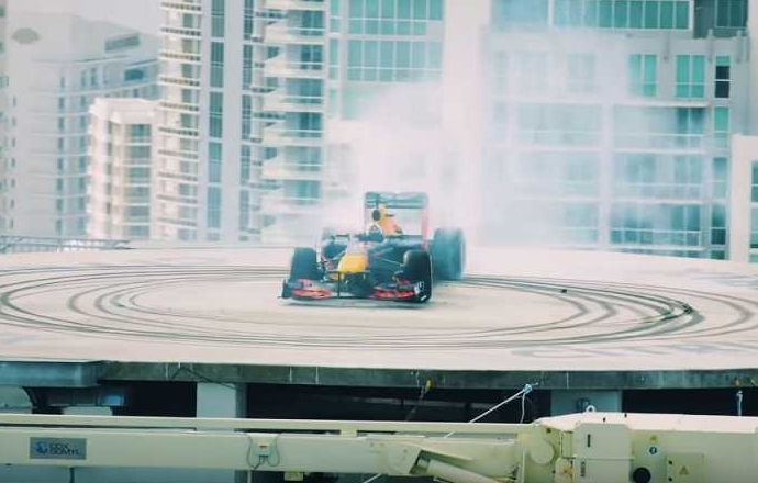 รถแข่ง F1 Red Bull RB7 โชว์ทำโดนัทสุดหวาดเสียว สูงกว่า 213 เมตร
