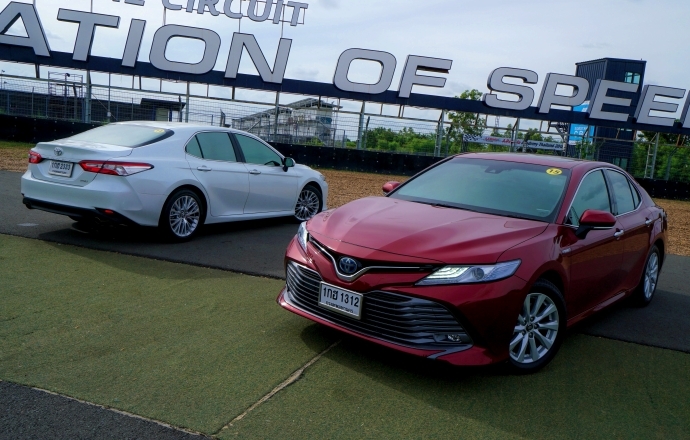Test Drive: ทดลองขับ Toyota Camry 2.5 HV Premium และ 2.5G นิ่งและประหยัดกว่าเดิม