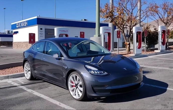 ชมคลิป Tesla Model 3 ทำความเร็วสูงสุด 247 กิโลเมตร/ชั่วโมง