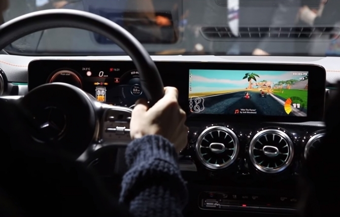 เล่นเกมส์ซิ่งสุดมันส์ในรถกับจอกลางระบบ MBUX Infotainment ของรถหรู Mercedes-Benz CLA