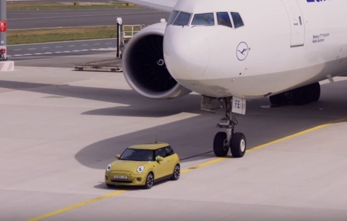 เผยวีดีโอ Mini Cooper SE EV ไฟฟ้า ลากเครื่องบิน Boeing 777F
