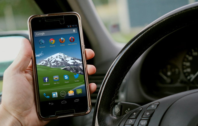 อังกฤษเตรียมออกกฎหมายห้ามใช้โทรศัพท์ขณะขับรถ อุปกรณ์ Hand-Free ก็ห้ามใช้