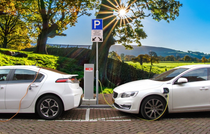 จำนวนจุดชาร์จรถยนต์ไฟฟ้า แซงหน้าจำนวนปั๊มน้ำมันไปแล้วที่ประเทศอังกฤษ