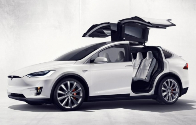 Tesla อัพเดทซอฟท์แวร์ใหม่ เรียกรถให้วิ่งมาหาได้ พร้อมอัดความบันเทิงให้เพียบ