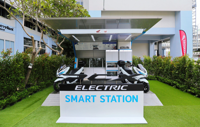 เอ.พี. ฮอนด้า ยกระดับความร่วมมือด้าน EV กับมหาวิทยาลัยเทคโนโลยีพระจอมเกล้าธนบุรี เปิดตัว PCX Electric Smart Station เพื่อศึกษารูปแบบ EV Sharing เป็นครั้งแรกในเมืองไทย
