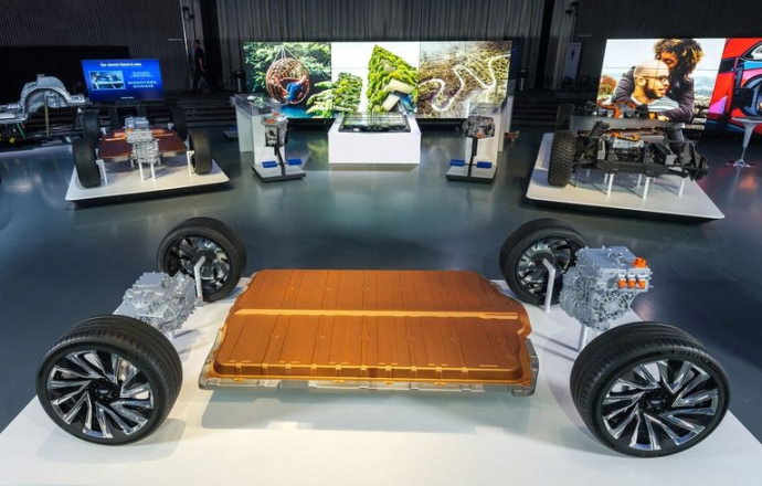 GM เผยข้อมูลแบตเตอรี่ที่เตรียมใช้ใน GMC Hummer EV แล้ว มีขนาด 200 กิโลวัตต์ชั่วโมง ใหญ่กว่า Tesla 2 เท่า