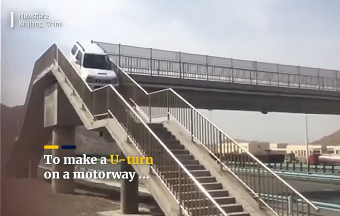 เอาจริงดิ...ชายชาวจีนพยายามกลับรถด้วยการขับรถข้ามสะพานลอย