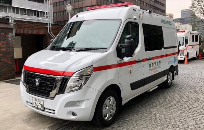 รถพยาบาลใหม่รถไฟฟ้าล้วน Nissan NV400 EV ในโตเกียว