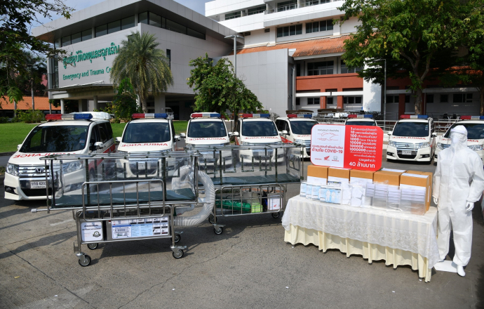 กองทุนฮอนด้าเคียงข้างไทย ส่งมอบเตียงเคลื่อนย้ายผู้ป่วยแบบแรงดันลบ 100 เตียง และอุปกรณ์ทางการแพทย์ กระจายการส่งมอบผ่านเครือข่ายผู้จำหน่ายรถยนต์ และรถจักรยานยนต์ ให้แก่โรงพยาบาล 96 แห่งทั่วประเทศ