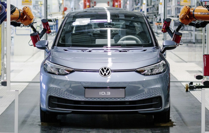 Volkswagen เผยกำลังการผลิตรถไฟฟ้าเทียบ Tesla ภายในปี 2023