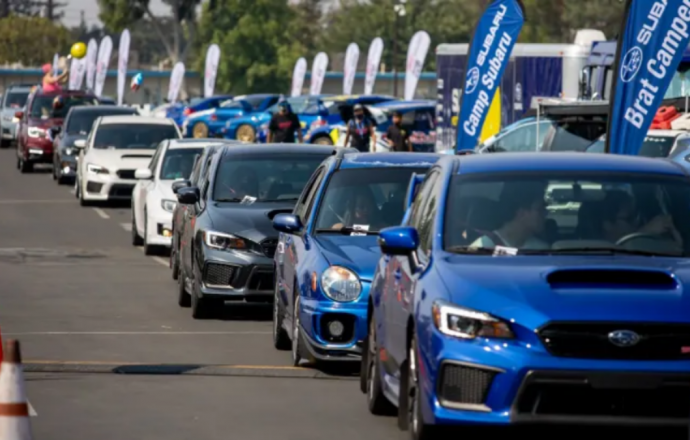 Subaru สร้างสถิติโลกในการวิ่งเรียงแบบพาเหรด 1,751 คัน ยาว 3 กิโลเมตรเพื่อการกุศล