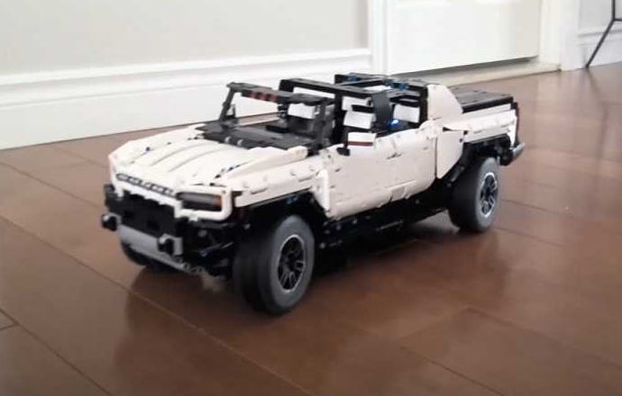 รถไฟฟ้า GMC Hummer EV ที่สร้างจาก LEGO เลี้ยวสี่ล้อก็ได้