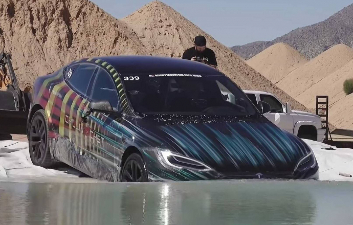 รถไฟฟ้า Tesla Model S Plaid วิ่งลุยน้ำเกือบมิดหลังคา จะพังไหม?