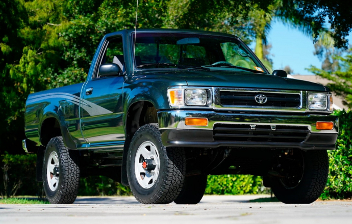 น่าเก็บ...เปิดประมูลรถมือสอง Toyota HiLux รุ่นปี 1993 วิ่ง 151 กม. ในราคาเริ่มต้น 2 ล้านบาทที่สหรัฐฯ