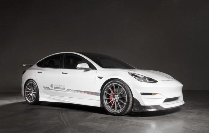 เอาสิ...Koenigsegg ผลิตชุดแต่ง Carbon-Fiber เพื่อเสริมความเท่ให้รถไฟฟ้า Tesla แล้ว