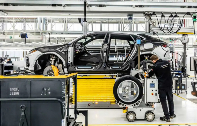 นี่ก็ช้า...รถไฟฟ้ากระทิงดุ Lamborghini เตรียมมาคันแรกในปี 2028 ในรูปแบบรถอเนกประสงค์ 4 ที่นั่ง