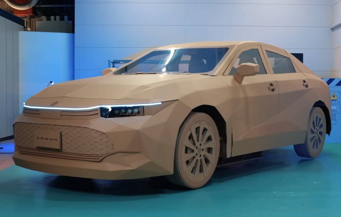 พาไปดู Toyota Crown ที่สร้างขึ้นจากกระดาษแข็ง