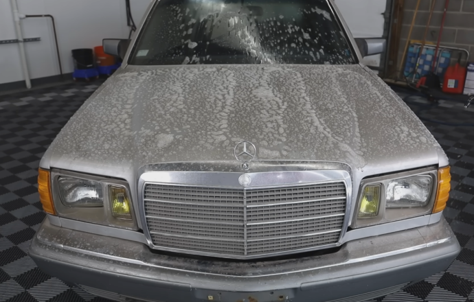 ดูเพลิน ๆ …ชมคลิปวีดีโอการล้างรถเก่า Mercedes-Benz 300SD ที่เก็บมา 19 ปี