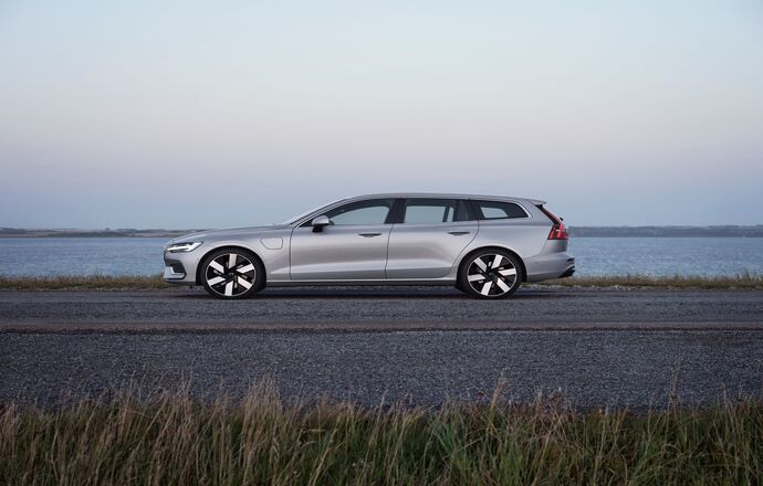 Volvo V60 Recharge Plug-in Hybrid ได้รับเลือกให้เป็น Car of the Year ประเภทรถแฮทช์แบคเครื่องยนต์ไฮบริดต่ำกว่า 2,000 ซีซี