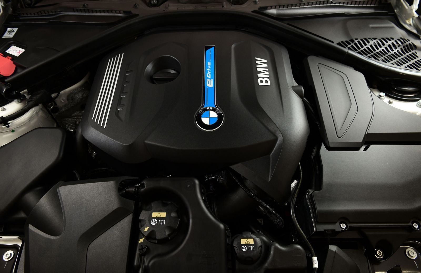 BMW 330e Iconic