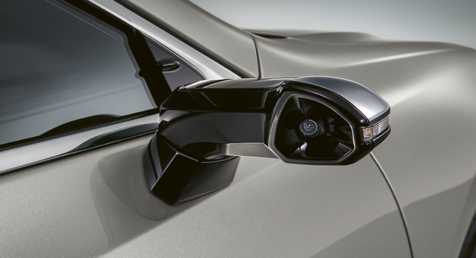 Lexus ที่ได้เคยแนะนำ Digital Side-view Monitor 