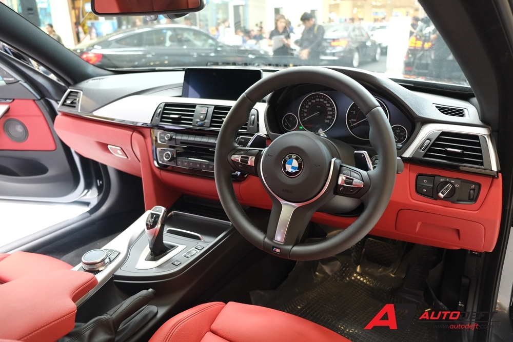 BMW 430i Convertible M Sport บีเอ็มดับเบิลยู 430i Convertible M Sport รถยนต์สปอร์ตเปิดประทุนที่มาพร้อมความหรูหราและสง่างาม ซึ่งยังได้ซ่อนความแรงที่มาพร้อมชุดแต่ง M Sport  และมาพร้อมด้วยเครื่องยนต์ บีเอ็มดับเบิลยู ทวินพาวเวอร์เทอร์โบ เบนซิน 4 สูบ ให้กำลังสูงสุด 252 แรงม้าที่ 5,200 รอบต่อนาที และแรงบิดสูงสุด 350 นิวตันเมตรที่ 1,450 รอบต่อนาที จึงทำให้เร่งความเร็วจากศูนย์ถึง 100 กิโลเมตรต่อชั่วโมงได้ภายใน 6.3 วินาที และมีความเร็วสูงสุด 250 กิโลเมตรต่อชั่วโมง สามารถประหยัดน้ำมันได้ถึง 15.6 กิโลเมตรต่อลิตร และมีอัตราปล่อย CO2 เพียง 147 กรัมต่อกิโลเมตร เกียร์อัตโนมัติ 8 จังหวะ แบบ Steptronic Sport พวงมาลัยไฟฟ้าแบบ Servotronic และยังมีระบบการตัดการทำงานเครื่องยนต์โดยอัตโนมัติ เสริมแต่งด้วยชุดตกแต่งพิเศษ M Sport ประกอบด้วยล้ออัลลอย M ขนาด 19 นิ้ว ลาย Double-spoke เบาะหน้าแบบสปอร์ตหุ้มด้วยหนังแท้ Dakota BMW 430i  Convertible M Sport  ราคา 4,299,000 บาท