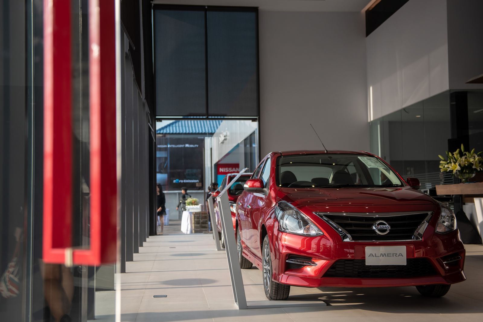 ภายใต้การดำเนินงานปรับโชว์รูมโฉมใหม่ Nissan Retail Concept (NRC) ให้ครอบคลุมทั่วประเทศ เพื่อยกระดับประสบการณ์ของลูกค้า รวมถึงการออกแบบโชว์รูมกระบวนการให้บริการ ตลอดถึงการพัฒนาเทคโนโลยีดิจิตอลทันสมัย โดยปัจจุบัน นิสสัน ได้ดำเนินการเผยโฉมโชว์รูม NRC ไปแล้วกว่า 400 แห่งใน 30 ประเทศ โดยตั้งเป้าดำเนินการให้สามารถครอบคลุมโชว์รูมกว่า 9,000 แห่ง ในกว่า 170 ประเทศทั่วโลก ภายในสิ้นปีงบประมาณพ.ศ. 2565 “แนวความคิด Nissan Retail Concept ใหม่นี้ เป็นการตอบสนองความเปลี่ยนแปลงของธุรกิจตามยุคสมัย และสะท้อนถึงความมุ่งมั่นของนิสสันที่จะส่งมอบประสบการณ์ที่มีคุณภาพและเป็นมาตรฐานเดียวกันทั่วโลกให้แก่ลูกค้าที่เข้ามาใช้บริการโชว์รูมและศูนย์บริการของนิสสัน ตั้งแต่การขายไปจนถึงการบริการ ที่เกินความคาดหวังของลูกค้าด้วย” อันตวน บาร์เตส ประธาน บริษัท นิสสัน มอเตอร์ (ประเทศไทย) จำกัด กล่าว ภายในพิธีเปิดตัวโชว์รูมแนวคิดใหม่ NRC ณัฐ ออโต้คาร์ ในฐานะผู้แทนจำหน่ายรถยนต์พลังงานไฟฟ้าของนิสสันอย่างเป็นทางการ พร้อมให้บริการแก่ลูกค้า ผู้ขับขี่ รถยนต์นิสสัน ลีฟ ได้อย่างครบวงจร  ด้วยบริการจากพนักงานระดับมืออาชีพ และสถานีชาร์จรถยนต์ไฟฟ้า เพื่อเตรียมความพร้อมก่อนการส่งมอบรถยนต์ นิสสัน ลีฟ ตั้งแต่เดือนเมษายนนี้ เป็นต้นไป       วิชัย เฟื่องทวีโชค ประธานบริษัท ณัฐ ออโต้คาร์ จำกัด กล่าวเสริมว่า “โชว์รูม นิสสัน ณัฐ ออโต้คาร์  บ้านจั่น พร้อมต้อนรับลูกค้าที่สนใจรถยนต์ไฟฟ้า นิสสัน ลีฟ โดยเรามีเจ้าหน้าที่ฝ่ายขายที่ได้รับการฝึกอบรมและมีความรู้เกี่ยวกับผลิตภัณฑ์เป็นอย่างดี นอกจากนี้ ลูกค้า นิสสัน ลีฟ ยังอุ่นใจด้วยบริการสถานีชาร์จรถยนต์ไฟฟ้าจำนวน 2 สถานี โดยเจ้าของรถยนต์ นิสสัน ลีฟ สามารถใช้บริการชาร์จแบตเตอรี่ไฟฟ้าที่โชว์รูมได้โดยไม่มีค่าใช้จ่ายเพิ่มเติม และยังเพลิดเพลินไปกับอาหารว่างและเครื่องดื่มที่เราจัดเตรียมไว้รับรองได้อีกด้วย”   พิธีเปิดโชว์รูม นิสสัน ณัฐ ออโต้คาร์ บ้านจั่น อย่างเป็นทางการ ได้รับเกียรติจาก วัฒนา พุฒิชาติ ผู้ว่าราชการจังหวัดอุดรธานี พร้อมด้วยวิชัย เฟื่องทวีโชค ประธาน ณัฐ ออโต้คาร์ และอันตวน บาร์เตส ประธาน นิสสัน ประเทศไทย เข้าร่วมงาน โดย นิสสัน ณัฐ ออโต้คาร์ บ้านจั่น เป็นโชว์รูมและศูนย์บริการนิสสันแห่งที่ 2 ของณัฐ ออโต้คาร์ ในจังหวัดอุดรธานี  ณัฐ ออโต้คาร์ ถือเป็นผู้จำหน่ายรถยนต์นิสสันระดับแถวหน้าในภาคอีสานตอนบน โดยโชว์รูมแห่งแรกตั้งอยู่บริเวณแยกสามพร้าว จังหวัดอุดรธานี รองรับรถยนต์เข้ารับบริการได้สูงสุดกว่า 1,200 คันต่อเดือน และมีบริการพ่นสีรถยนต์ระดับพรีเมี่ยมที่รองรับลูกค้าได้กว่า 400 คันต่อเดือน นอกจากนี้ยังเป็นโชว์รูมขนาดใหญ่ จัดแสดงรถยนต์ได้ถึง 8 คัน และปัจจุบันให้บริการรถยนต์กว่า 600 คันต่อเดือน ปัจจุบัน นิสสัน มีเครือข่ายโชว์รูมและศูนย์บริการ 182 แห่ง ครอบคลุมทั่วประเทศ สำหรับลูกค้าที่สนใจรถยนต์นิสสันหรือต้องการสอบถามข้อมูลเพิ่มเติมเกี่ยวกับข้อเสนอสุดพิเศษ สามารถเยี่ยมชมโชว์รูมและศูนย์บริการนิสสัน สอบถามข้อมูลได้ที่ Call Center ที่ 02-401-9600