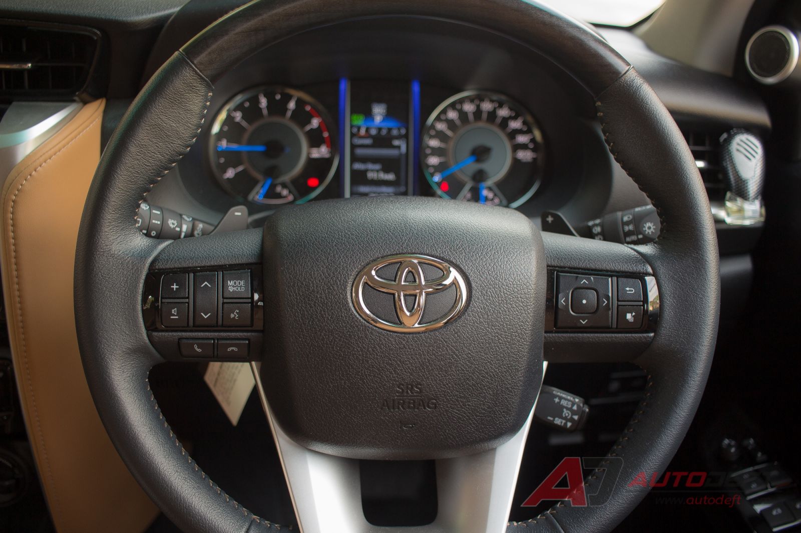 Toyota Fortuner 2.8V 4WD AT 