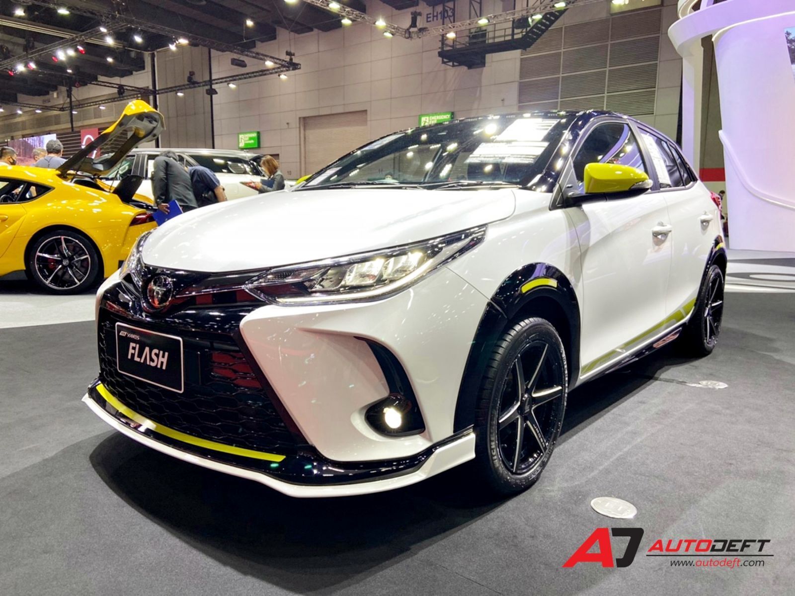 Toyota Yaris ATIV Shadow และ Flash Package
