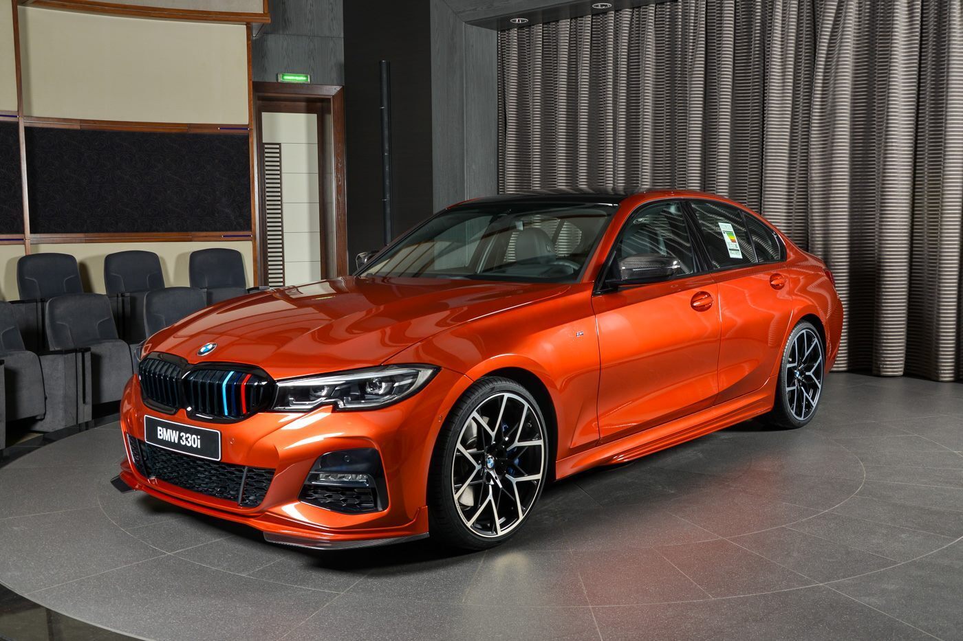 รถใหม่ BMW 330i M Sport สีส้มเด่น จาก BMW Abu Dhabi AUTODEFT ข่าว